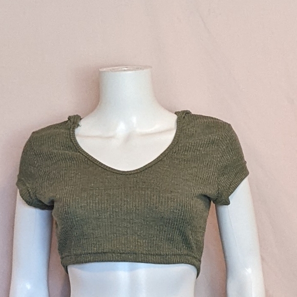 ChicMe Green Hooded Crop Top and Matching Shorts Lounge Set - Picture 2 of 8